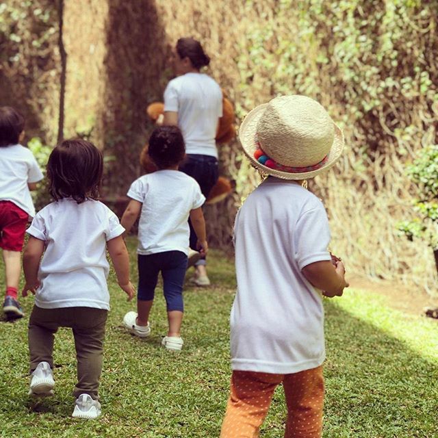 Hoy conversamos sobre el cielo, las nubes, el calorcito del sol, lo refrescante de la sombra, la belleza de las plantas, lo dulce de las frutas y la alegría de compartir con otros. ¡Gracias chicos por este día especial!