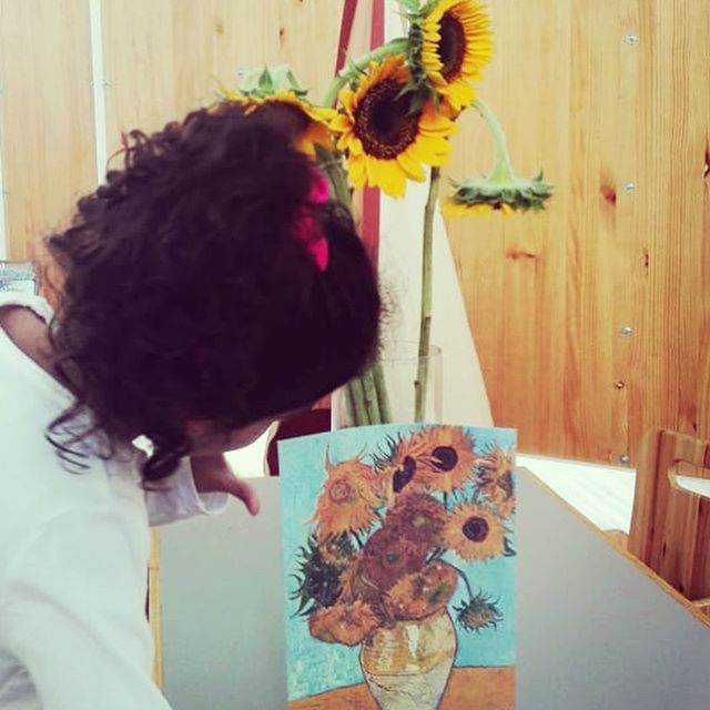 Esta semana nos encontramos con los girasoles de Van Gogh! Hicimos ejercicios de observación, hablamos sobre los colores, probamos las semillas, jugamos y creamos juntos! Gracias Van Gogh por llenarnos de luz con esta obra. ¡Feliz fin de semana! 🌻🍊🧡