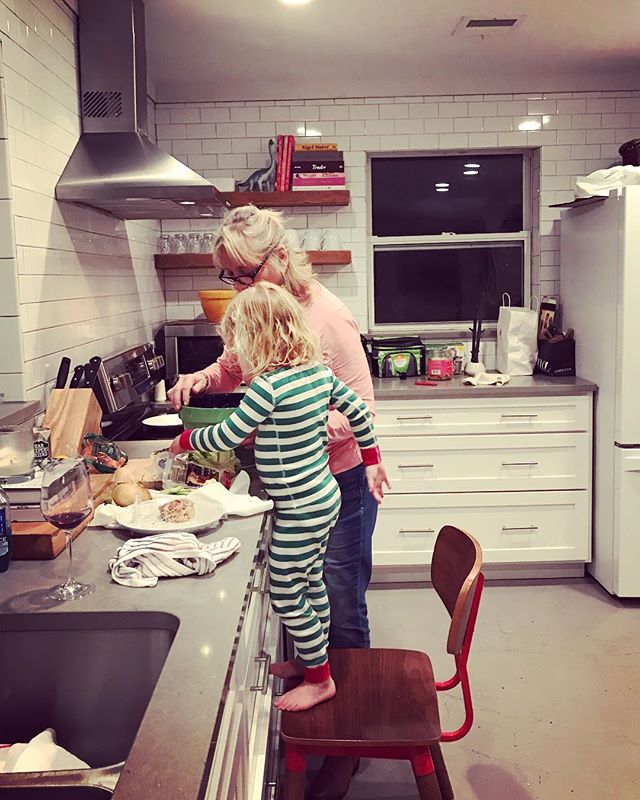 Family time in the kitchen #vacationrental #kidandcoe #kidfriendly #saintsimonsisland #saintsimonsislandrental #midcenturymodern #vrbo #homeaway #MerryHappy