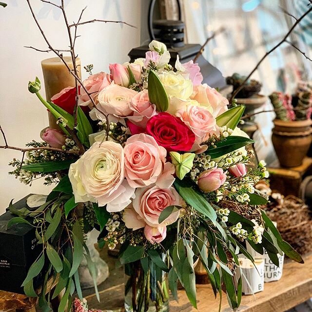 This arrangement was made for a man who purposed to his girlfriend in Telluride and wanted their hotel room filled with flowers upon their return from their engagement...💕
#shesaidyes #love #flowerstagram #nestedtelluride #florist #telluride #colora