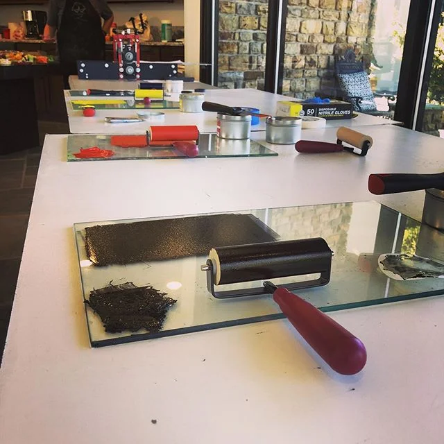 Print workshop! #wkuart #workshop #printmaking #studenttakeover @wkuprintclub @bronwynliddle @marilee_salvator @marleejones