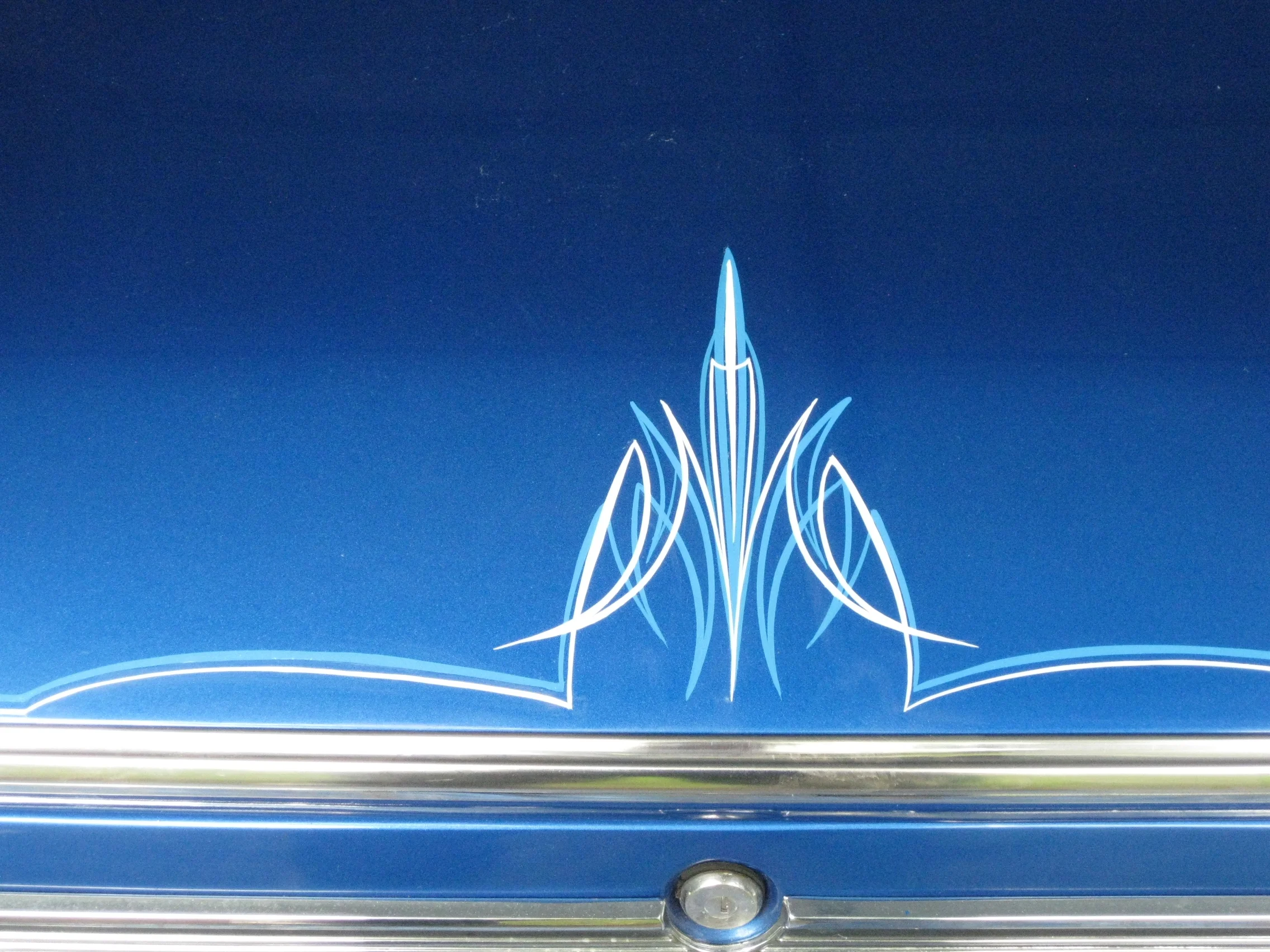  Trunk lid striping 