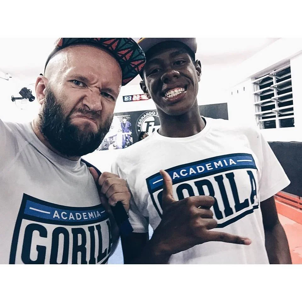 Ten gość nie mówi, ale super surfuje i ma dobre jiu jitsu, mega ziomek!