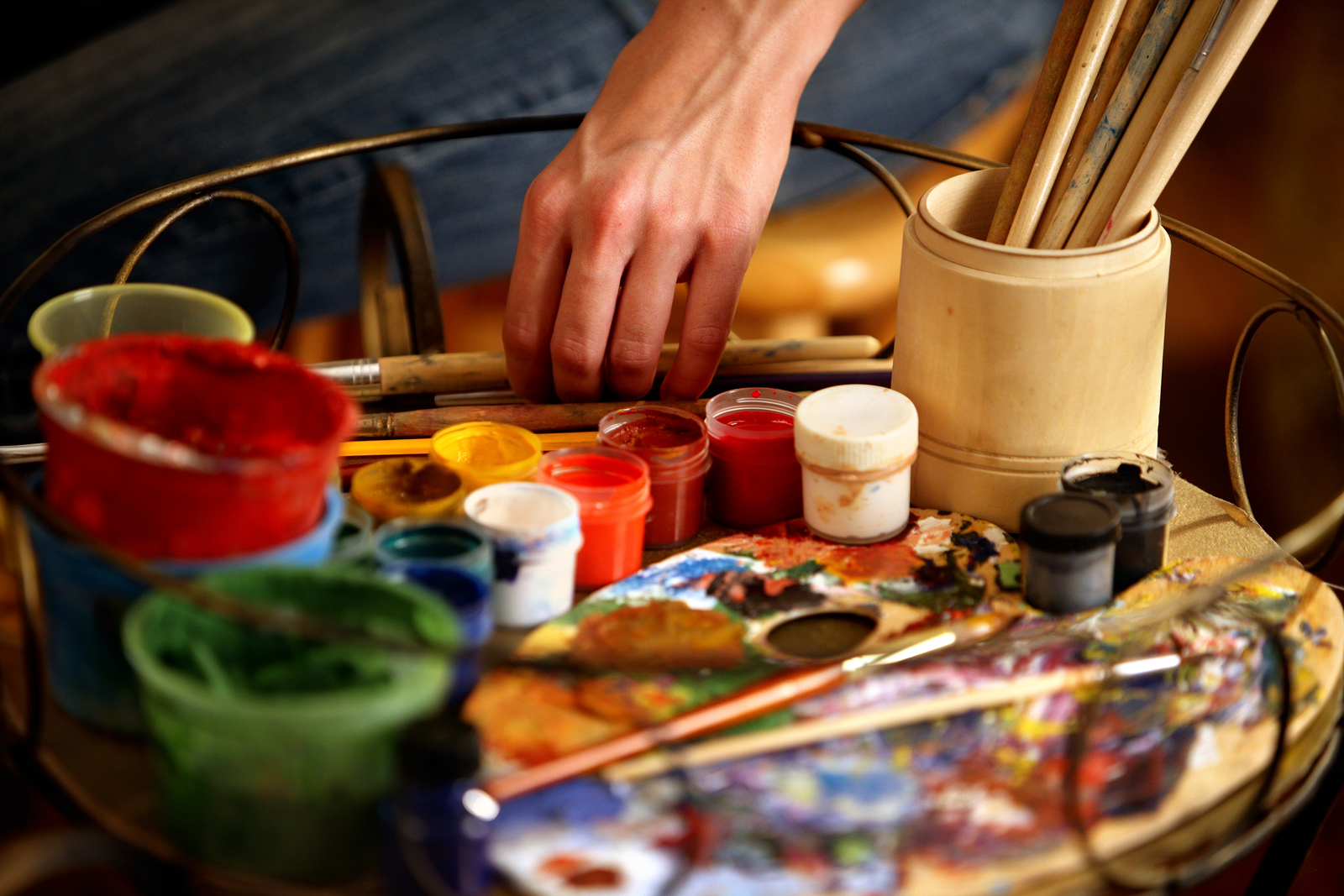 bigstock-Artist-painting-on-easel-in-st-171572162.jpg