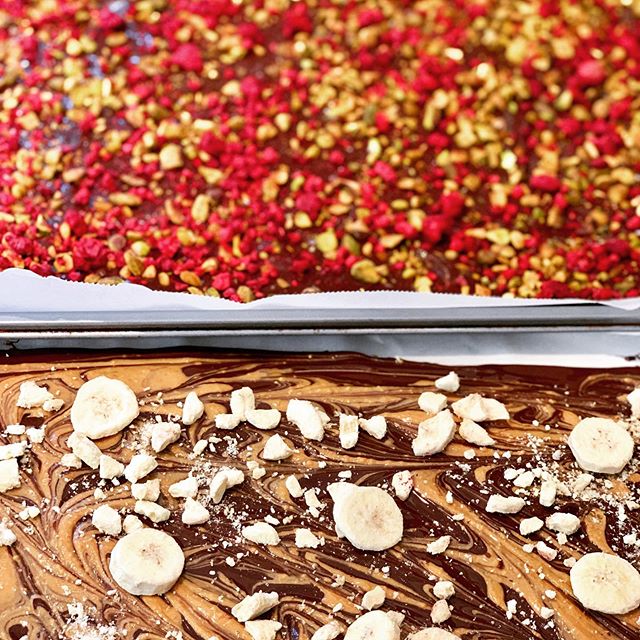 Thursday&rsquo;s are for chocolate, Right? 🍫 raspberry &amp; pistachios
🍫 pb &amp; freeze dried banana
#chocolate #chocolatebark #happiness #art #diy #shef #denver #denverchefs #denverpersonalchef #denverprivatechef #denverfoodie #denverfoodscene #
