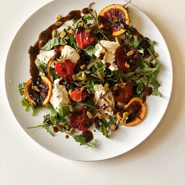 New favorite spring salad! 
Arugula, grilled strawberries, blood orange, red onion with burrata, basil, pistachios and a rich fog-balsamic dressing. Wowaweewa 🤤.