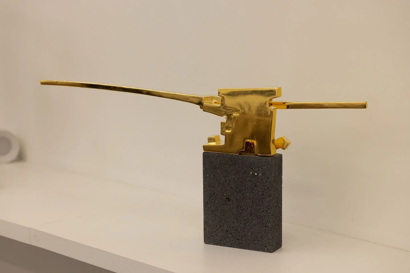 Sin t&iacute;tulo 
.
.
.
Untitled
.
.
.
.
.
 #sculpture #goldleaf #wood #art #hojadeoro #gold #volcanicrock #rock #stone #goldleaf