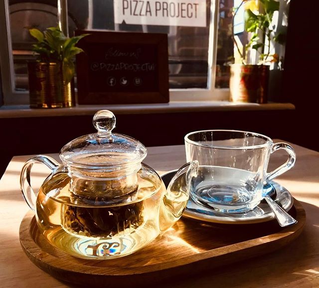 Enjoy a pot of organic, loose leaf herbal tea at the Pizza Project Cafe as the springtime sun shines through the window 🌞⠀
⠀
#cafe #pizzaproject #pizzaprojectcafe #merstham #surrey #coffee #ecoffeecup #eco #ecofriendly #free #freecoffee #offer #take