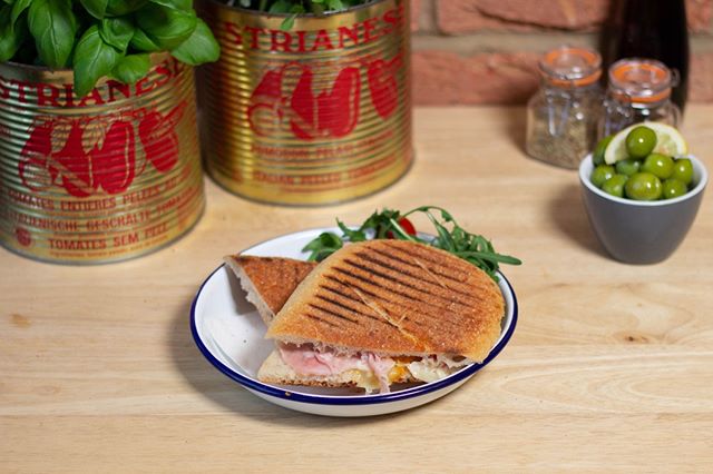 Can we tempt you with one of our mouthwatering Panuzzo toasted sandwiches? 🔥⠀
⠀
We recommend trying the 'Smoky' 🧀 filled with the perfect smoky combination of Italian Roast Ham, Emmantal and Smoked Applewood Cheese. ⠀
⠀
Available at the Pizza Proje