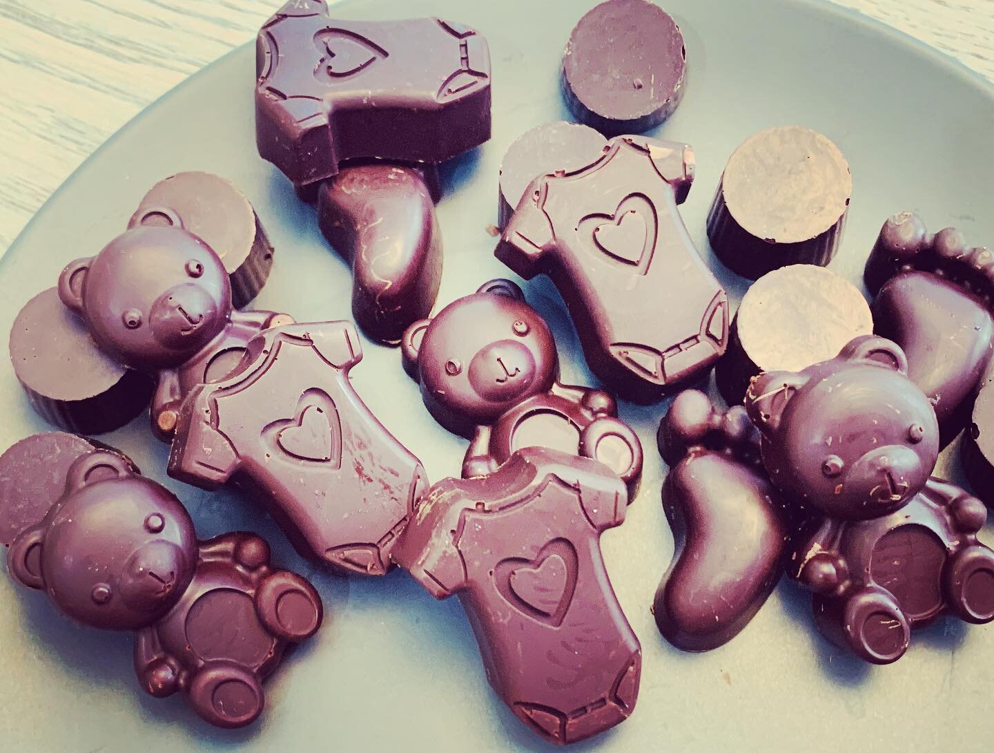 Cute and delicious dark chocolate  for baby shower- with a hint of cinnamon nutmeg and clove 😋 #veganchocolate #darkchocolate