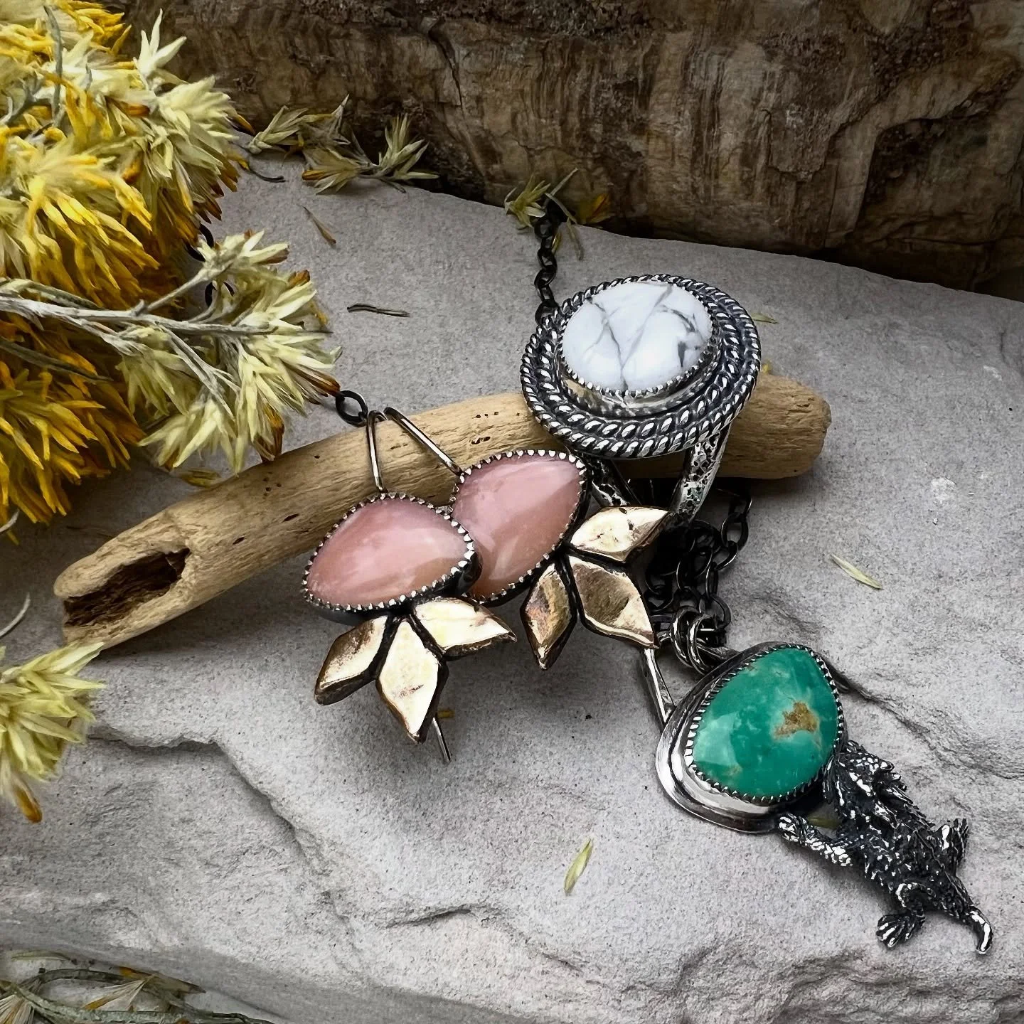 ⛄️ working on all the jewelry for allll the holiday markets and I know lots of you are too!! sending high fives from my cracked hands to yours✋🏼✋🏼🫶