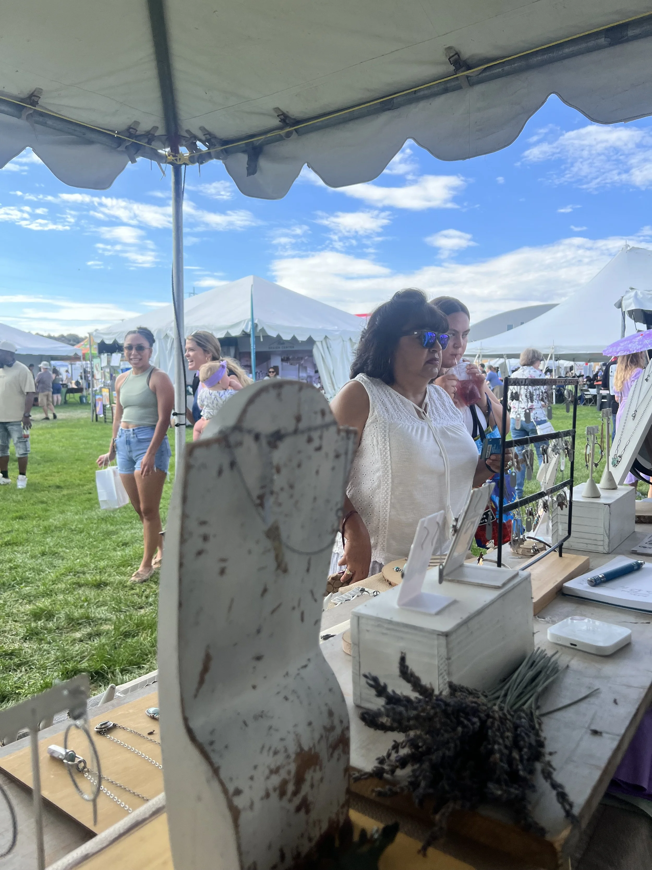 Vendor at jewelry booth jewelry making classes in Albuquerque