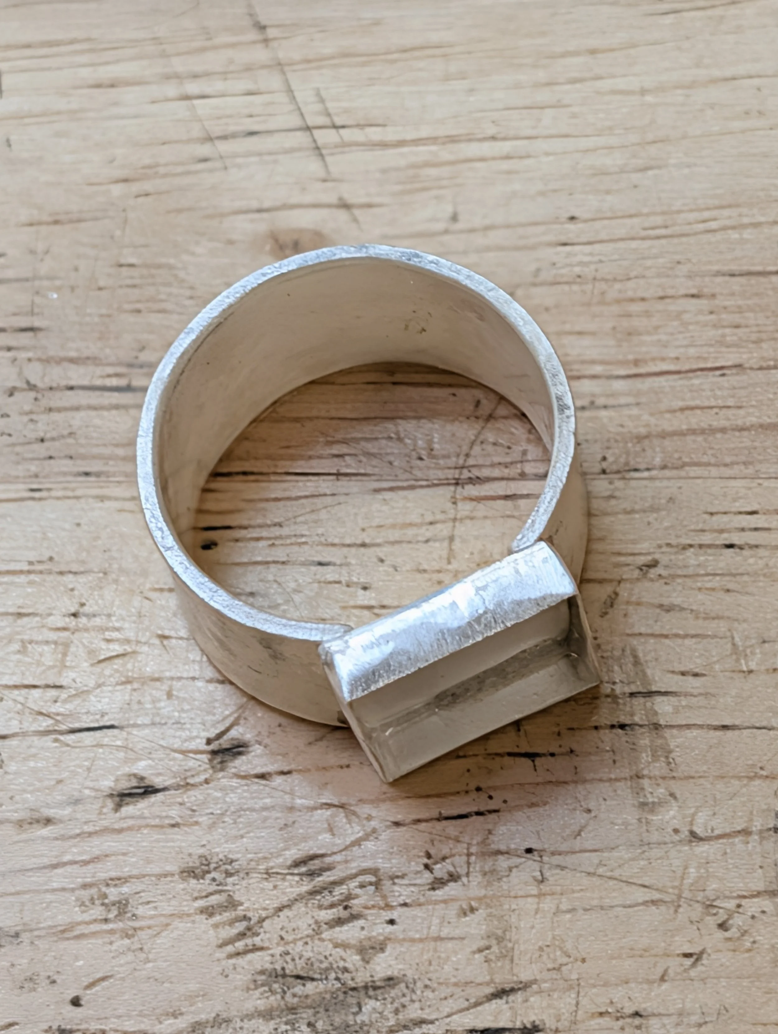 Turquoise ring class Albuquerque featuring a silver ring band and turquoise stone.