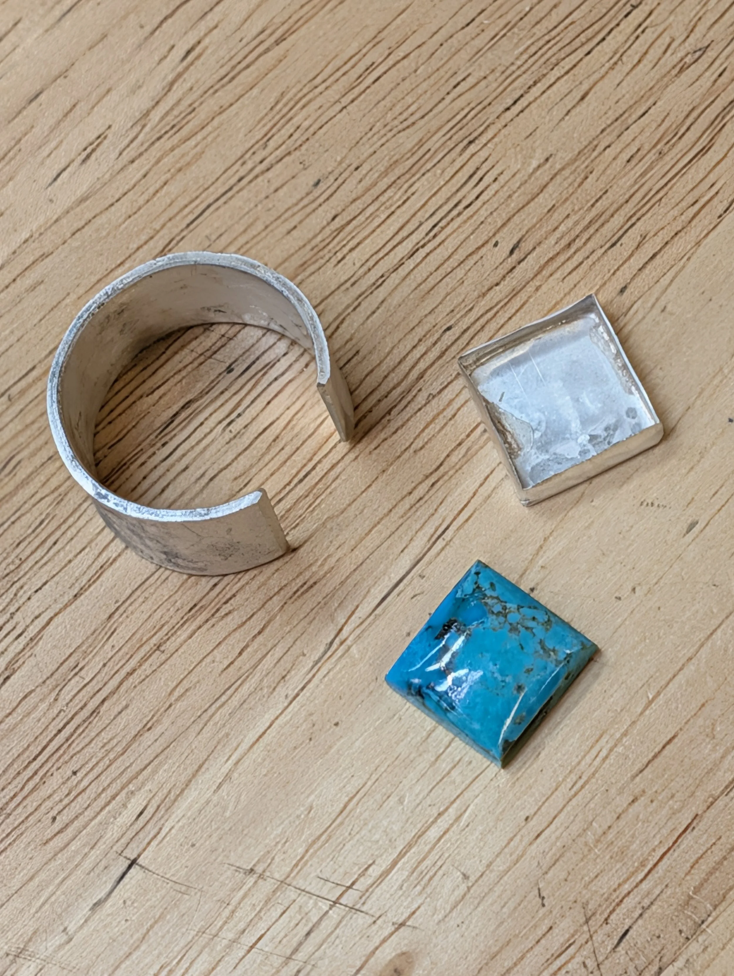 Turquoise ring class Albuquerque featuring a handmade silver band with turquoise stones.