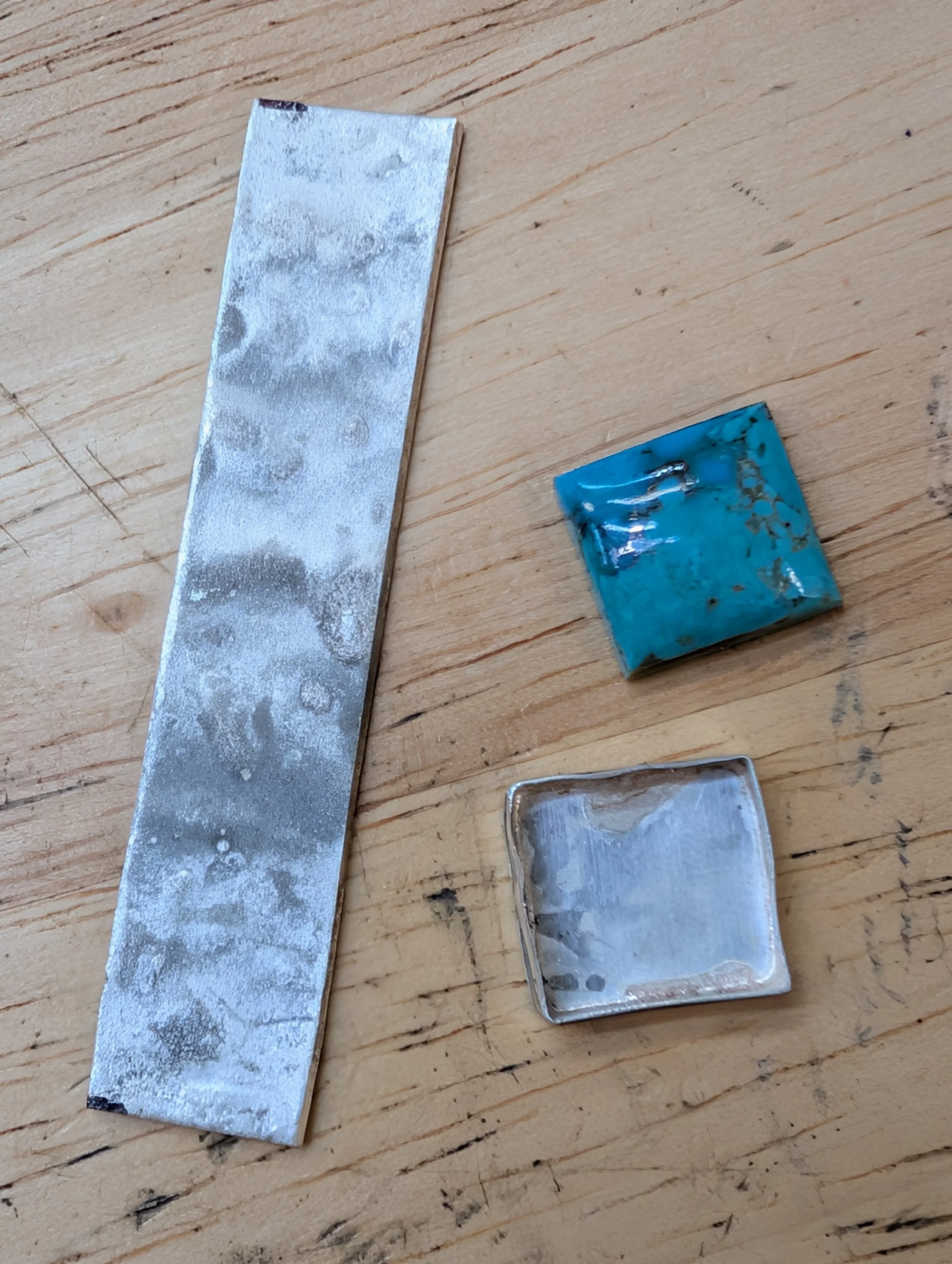 Turquoise ring class Albuquerque featuring silver and turquoise pieces ready for assembly.