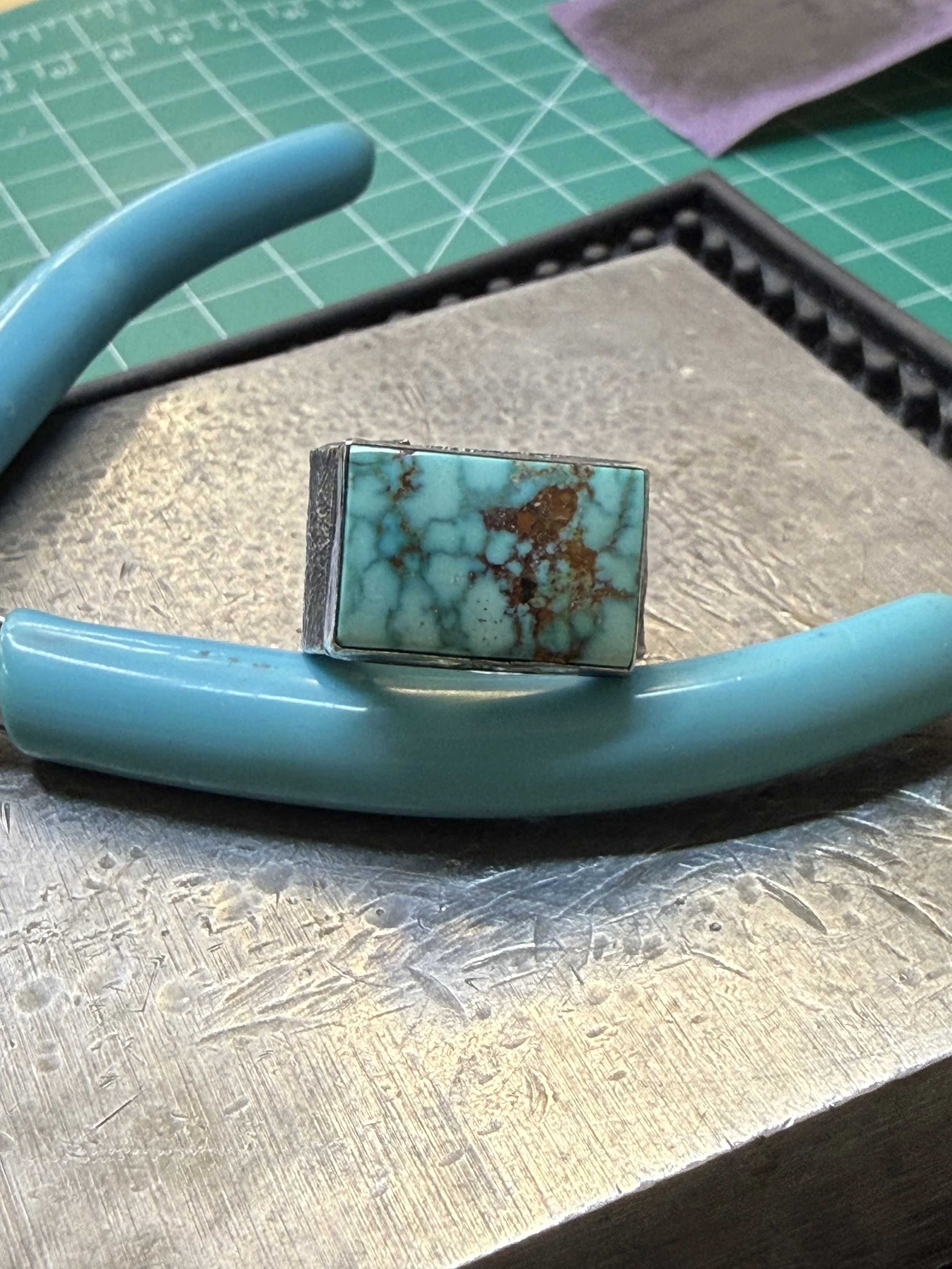 Turquoise ring class Albuquerque featuring a turquoise stone set into a handmade silver ring.