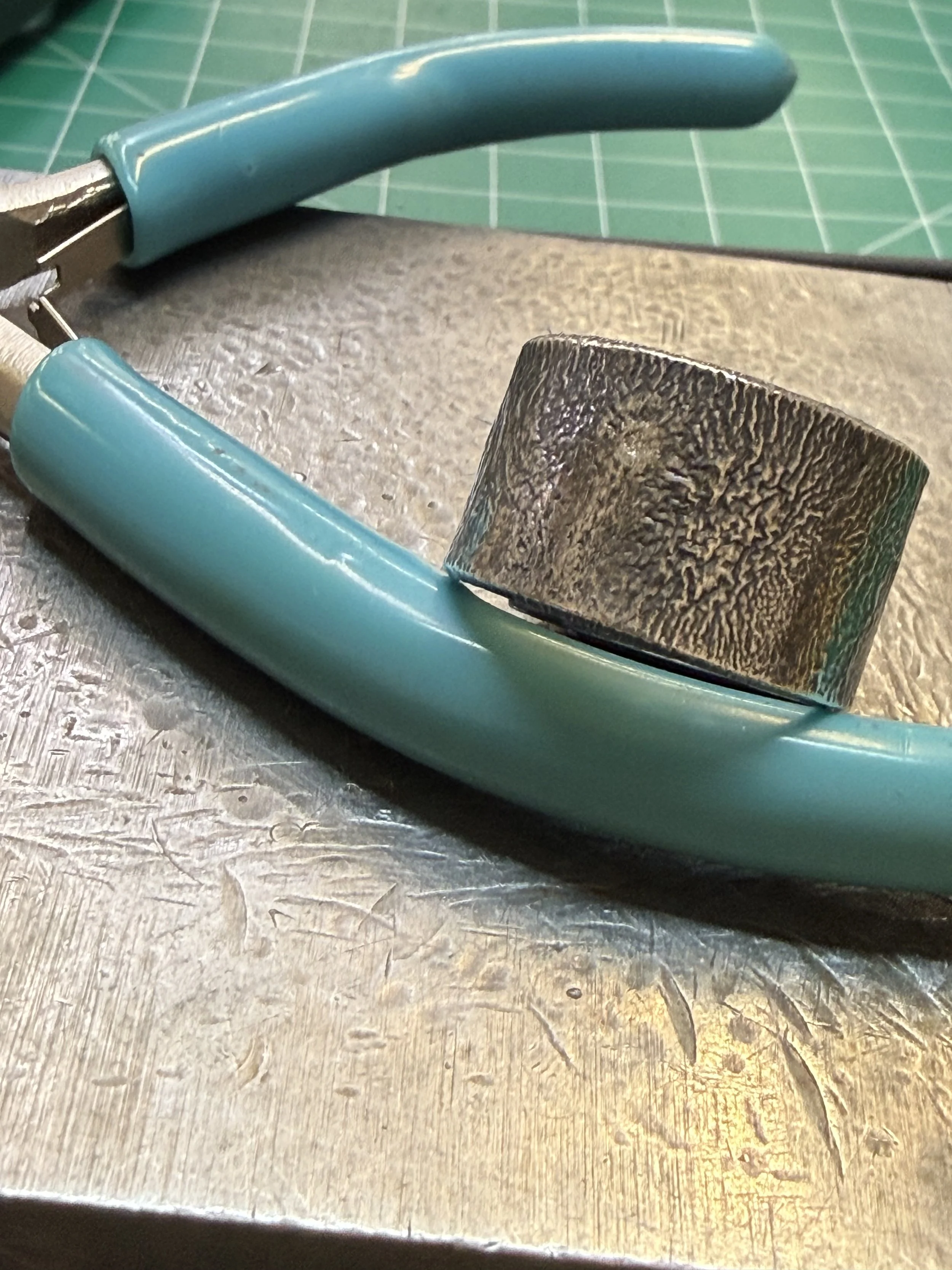 Turquoise ring class Albuquerque featuring a textured silver ring setting with turquoise.