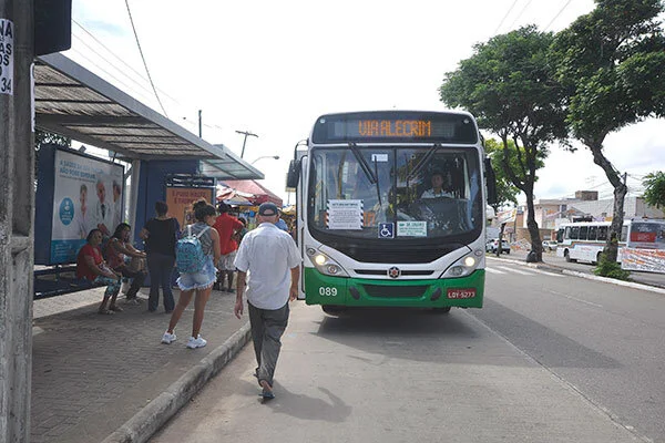 Empresas de ônibus irão reduzir salários e jornada de trabalho