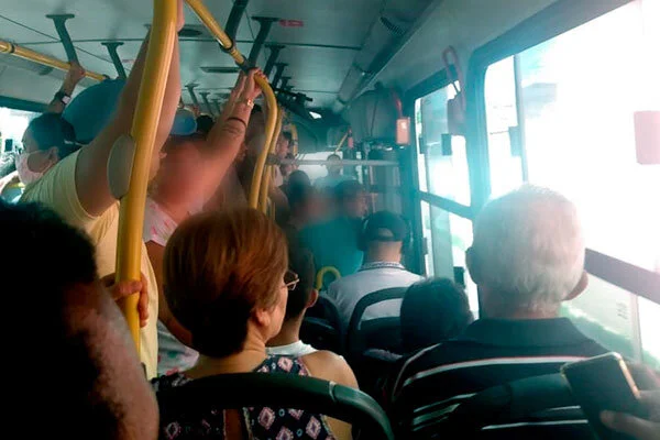 Rodoviários protestam contra demissões, mas a ônibus voltam a circular