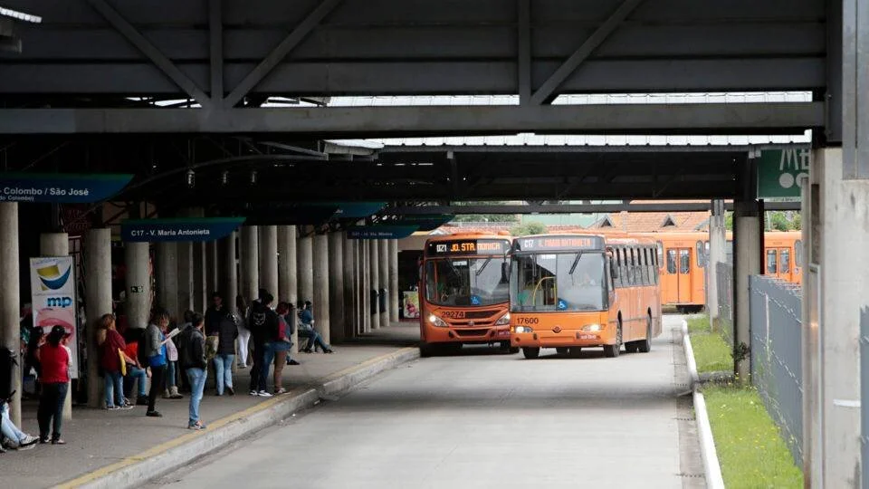 Sem aviso, cobradores e motoristas de ônibus de Curitiba recebem só meio salário