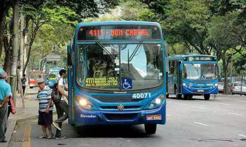 Com queda de 70% no número de passageiros, empresas de ônibus de BH parcelam salários