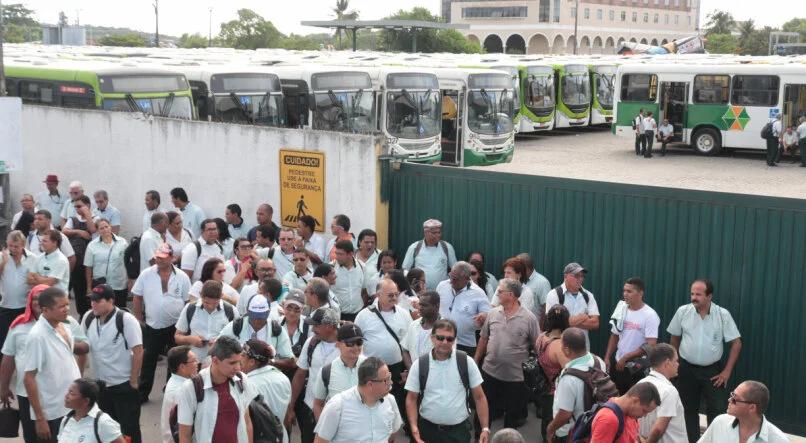 Motoristas de ônibus denunciam descumprimento de acordo para reverter demissões em massa