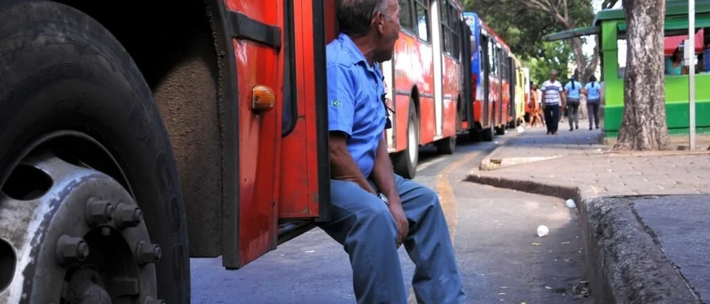 Motoristas de ônibus podem ter jornadas e salários reduzidos