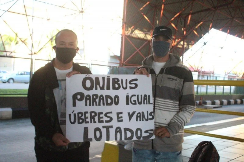 Há quase um mês sem trabalhar, funcionários do transporte público protestam em Criciúma
