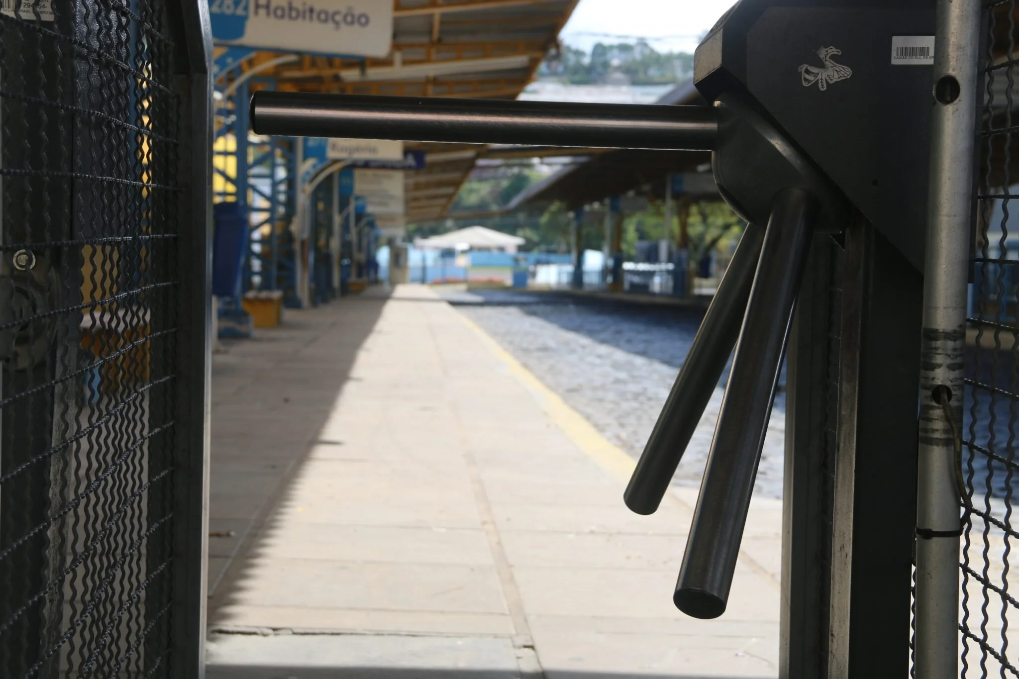 Sem transporte público, funcionários têm dificuldade de chegar ao trabalho