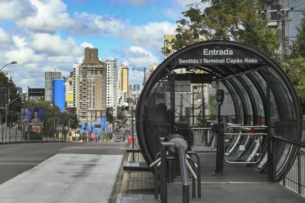 Com falta de passageiros, vale de motoristas e cobradores de ônibus de Curitiba é adiado