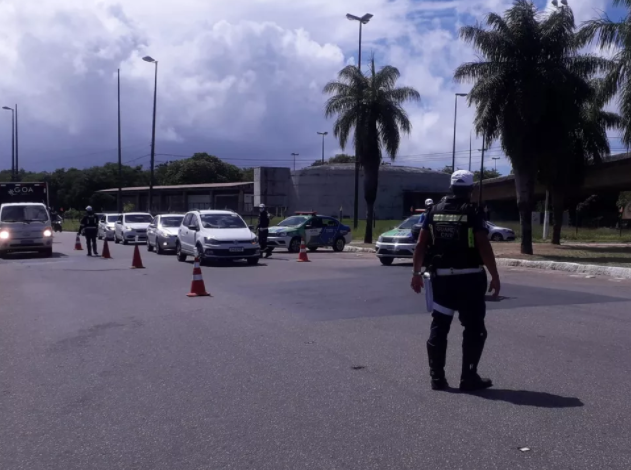 Motoristas de ônibus, cobradores e funcionários do metrô serão excluídos do rodízio de veículos, diz procurador-geral do estado