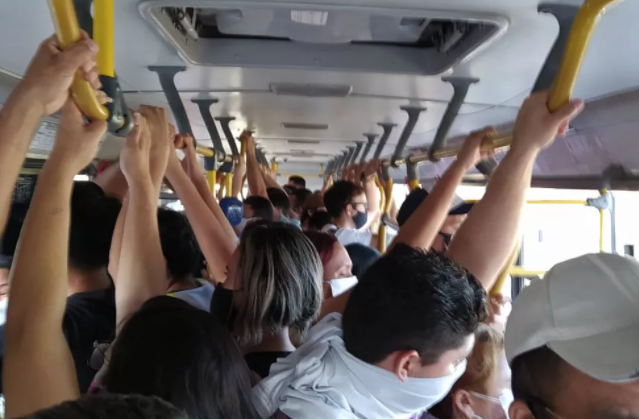 Passageiros reclamam de lotação e demora no transporte público de Fortaleza durante lockdown