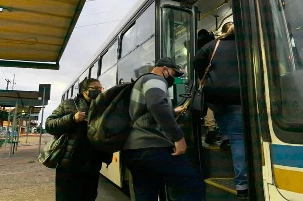 Passageiros e motoristas de linhas que podem ser suspensas afirmam que ônibus circulam lotados em Porto Alegre