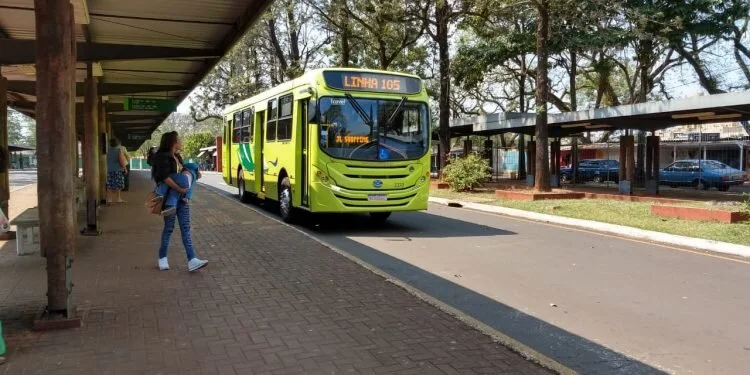 Decreto limita transporte coletivo até 22h e restringe circulação de idosos