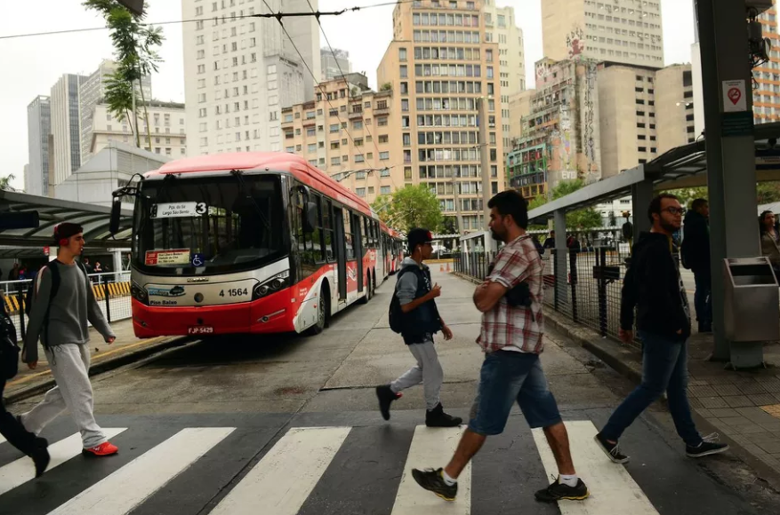Transporte público é risco para reabertura, dizem especialistas