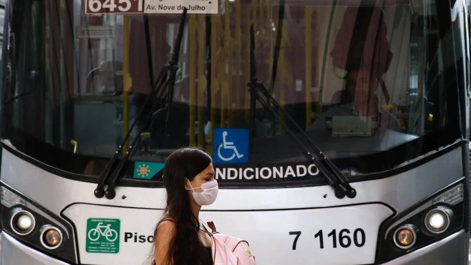 Aglomeração no transporte público desafia a retomada da rotina no pós-Covid-19