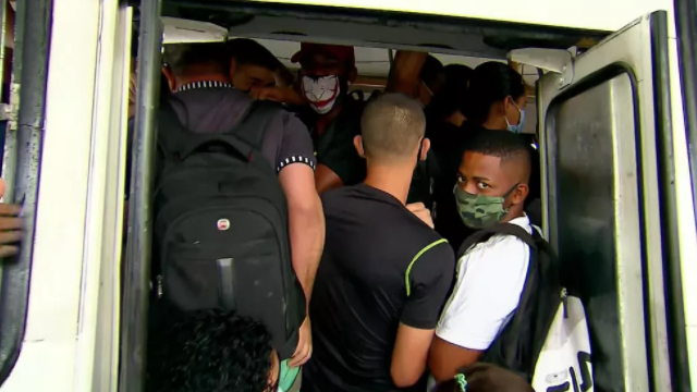 Nova etapa da reabertura no Grande Recife tem ônibus superlotados e atraso no metrô