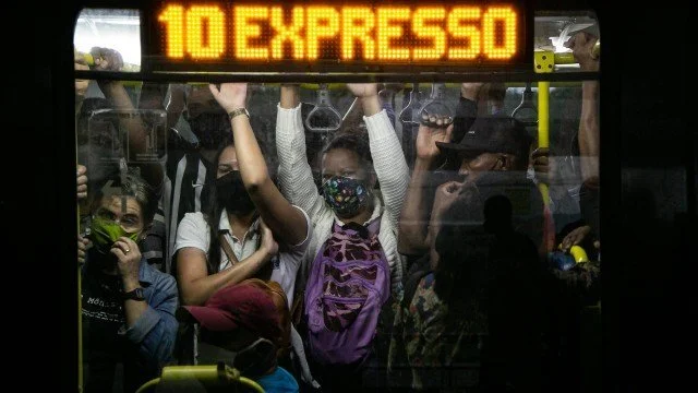 Decreto da prefeitura autoriza ônibus convencionais e BRT a transportarem passageiros em pé