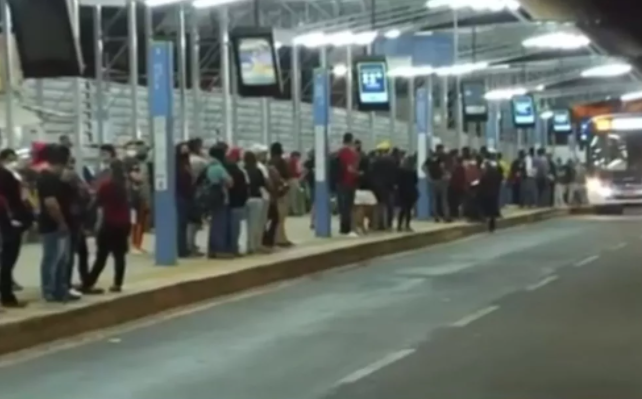 Mesmo com decreto que fecha comércio, Goiânia registra grande movimentação no transporte coletivo