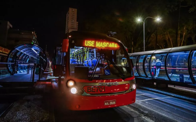 Transporte público de Curitiba volta a operar com máximo de 50% da lotação a partir de sexta-feira (3), diz prefeitura