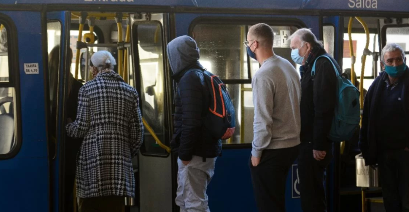 Passageiros se adaptam às novas regras no transporte coletivo de Porto Alegre
