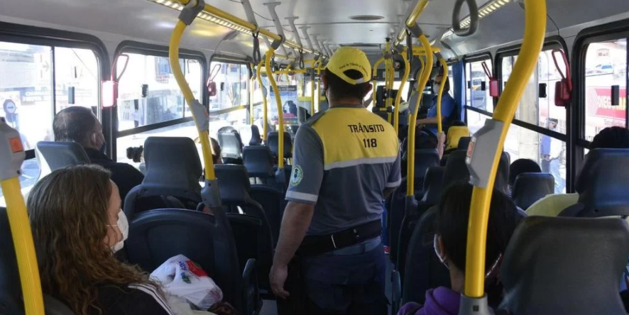 Secretaria de Trânsito de Caxias do Sul fiscaliza excesso de passageiros no transporte coletivo