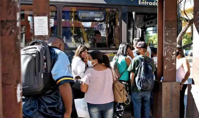 Aumento no número de passageiros pode resultar em falta de ônibus na reabertura do comércio em BH