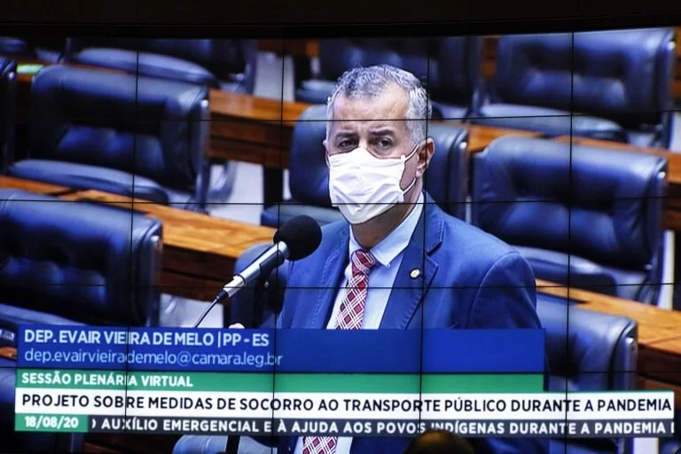 Votação de auxílio a empresas de ônibus é adiada para semana que vem