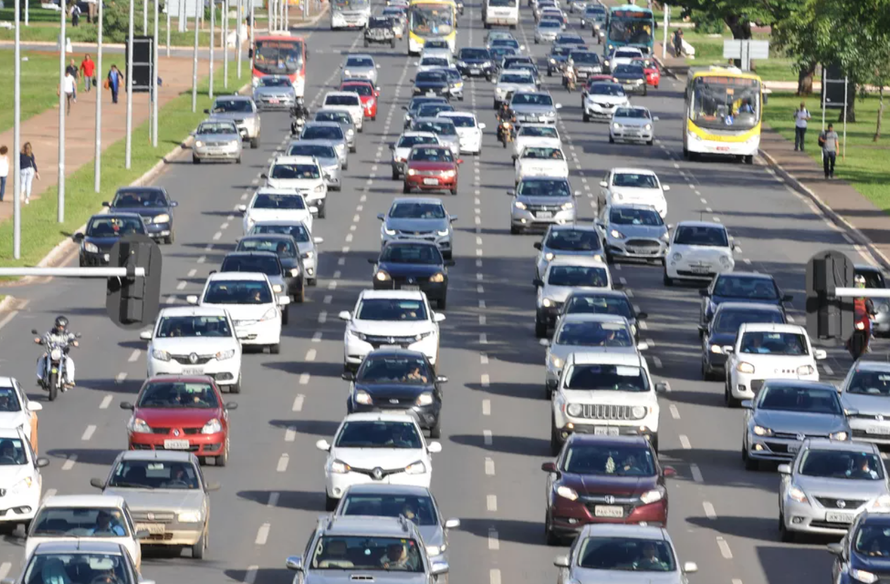 Eixo Monumental vai ganhar faixa exclusiva para ônibus até fim do ano, diz governo do DF