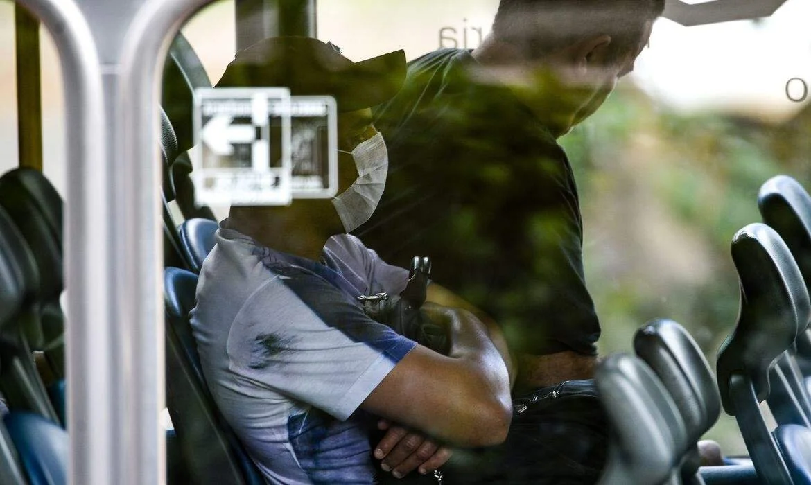 Brasileiro gasta quase 20% mensal do salário mínimo em transporte coletivo