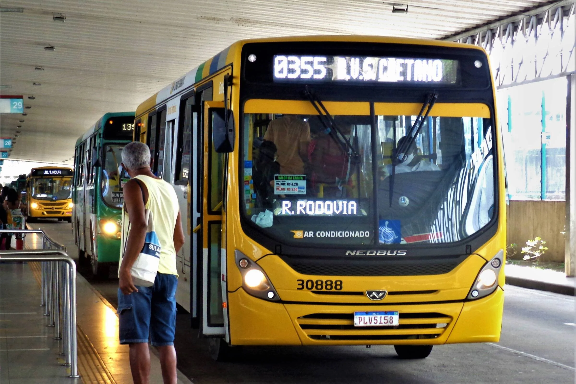 Evasão de passageiros nos ônibus traz discussão sobre tarifa ao centro das eleições