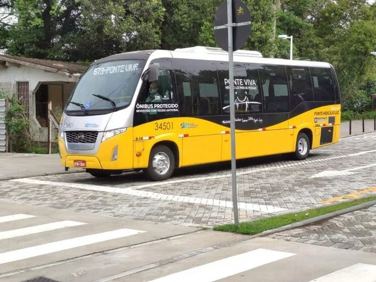 Ônibus com tecnologia contra coronavírus começa a circular em Florianópolis
