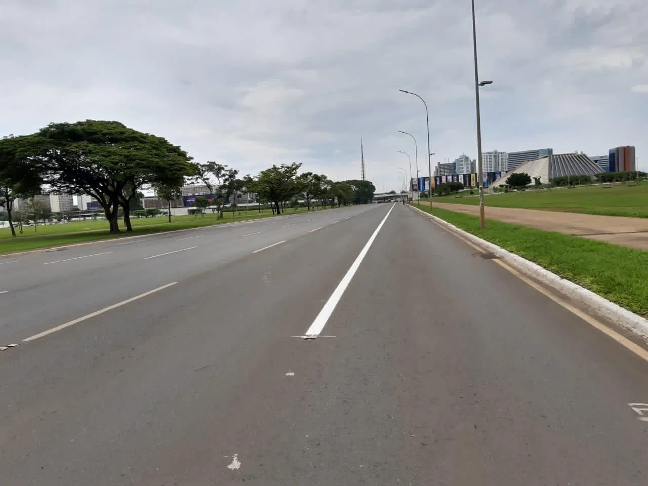 Faixa exclusiva para transporte coletivo no Eixo Monumental