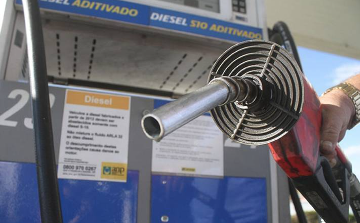 Governo Bolsonaro zera impostos federais sobre o diesel e aumenta contribuição de instituições financeiras como compensação